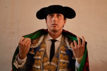 El torero Roca Rey, expedientado por el ruido de su fiesta de cumpleaños y por lanzar cohetes sin permiso