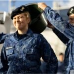 Amalia de Holanda asciende a sargento y participa en la tradición del cubo de agua fría